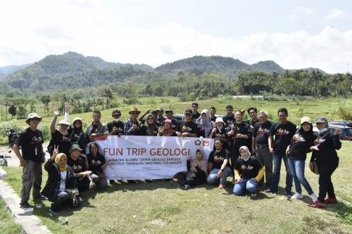 FUN TRIP Alumni ITNY Jelajah Wisata Alam Yogyakarta Sambil Berbagi Ilmu