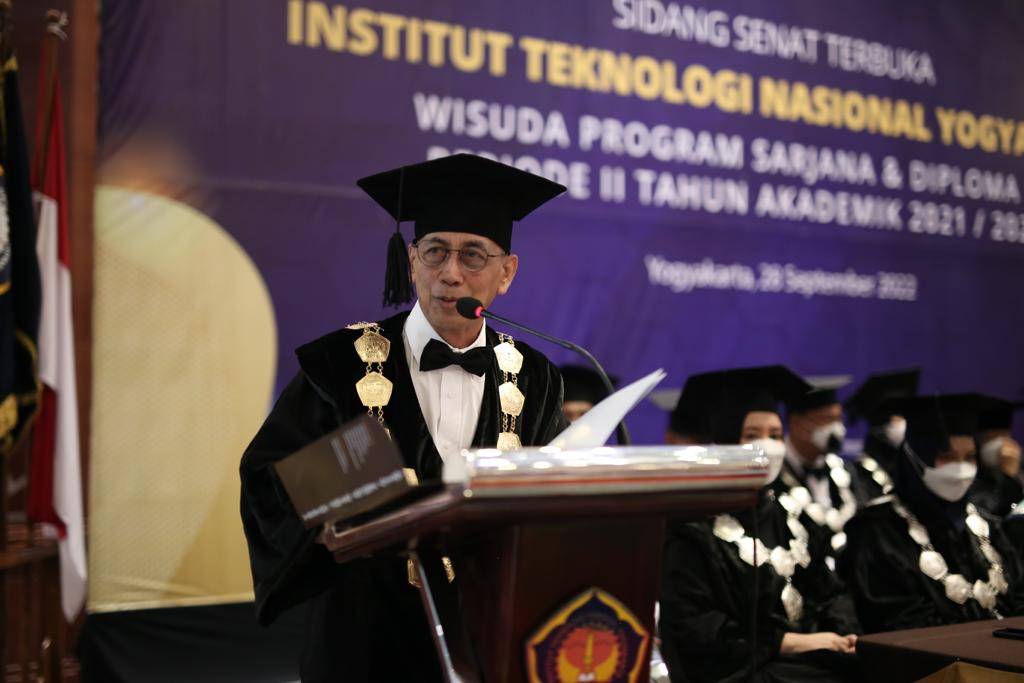 Wisuda Luring perdana Pasca Pandemi : Lulusan ITNY Harus Bisa Menjawab Tantangan Zaman